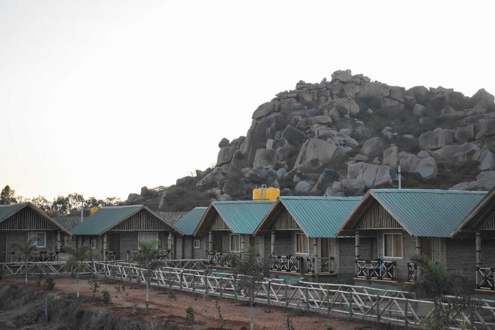 Mowgli'S Cafe Hampi & Guest House Buitenkant foto