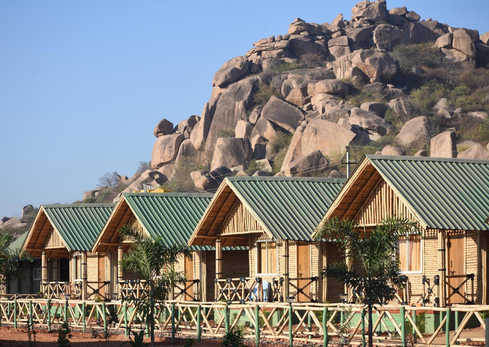 Mowgli'S Cafe Hampi & Guest House Buitenkant foto