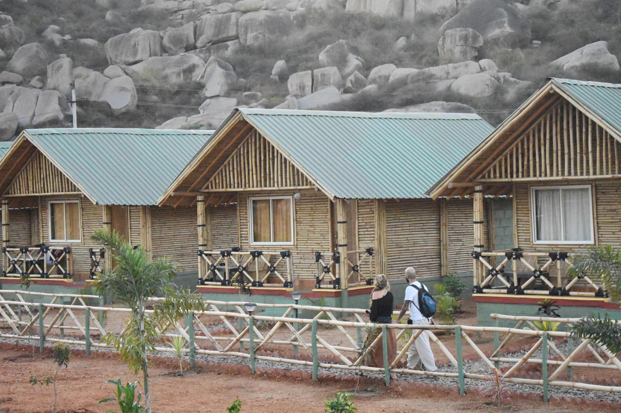 Mowgli'S Cafe Hampi & Guest House Buitenkant foto