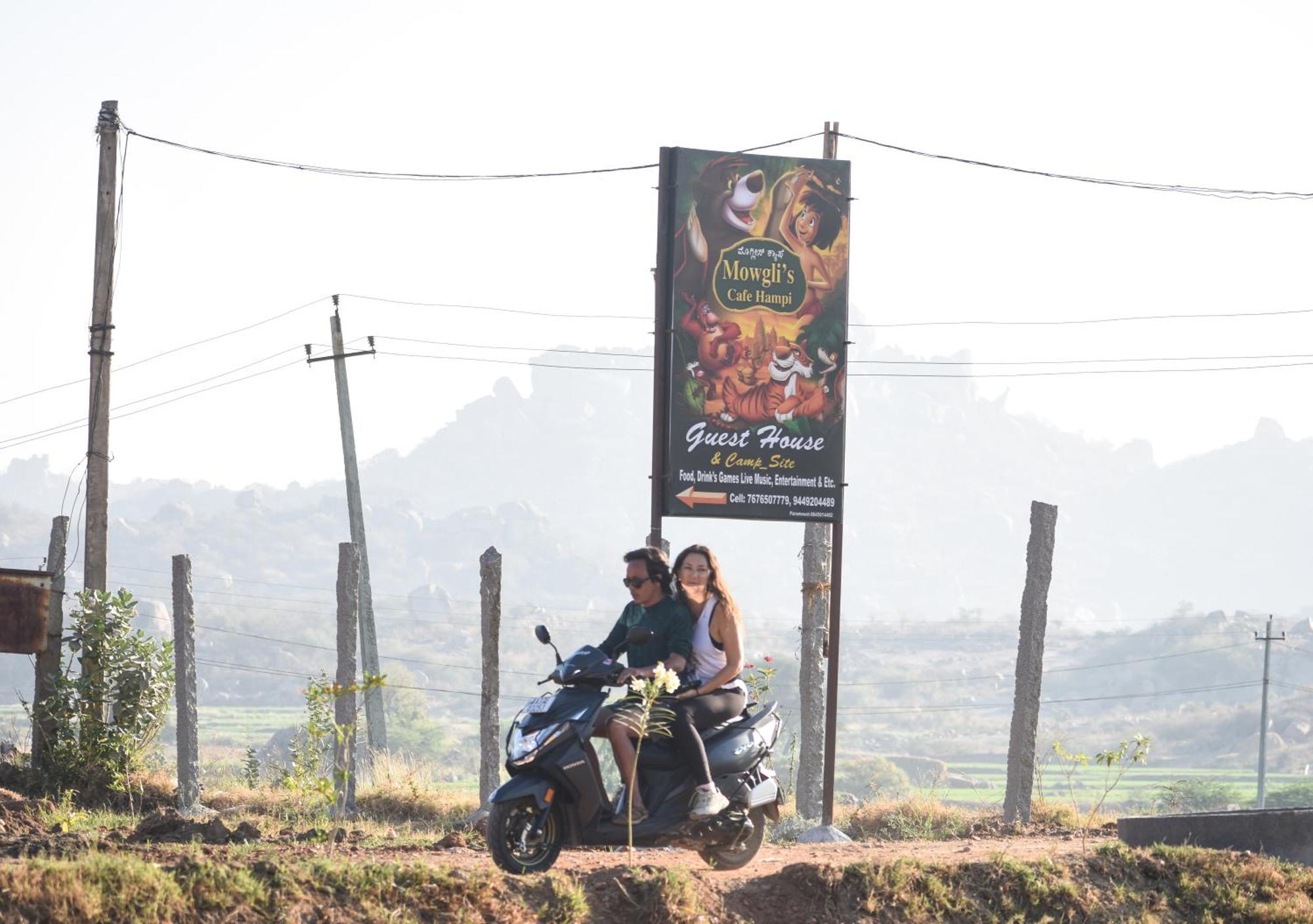 Mowgli'S Cafe Hampi & Guest House Buitenkant foto