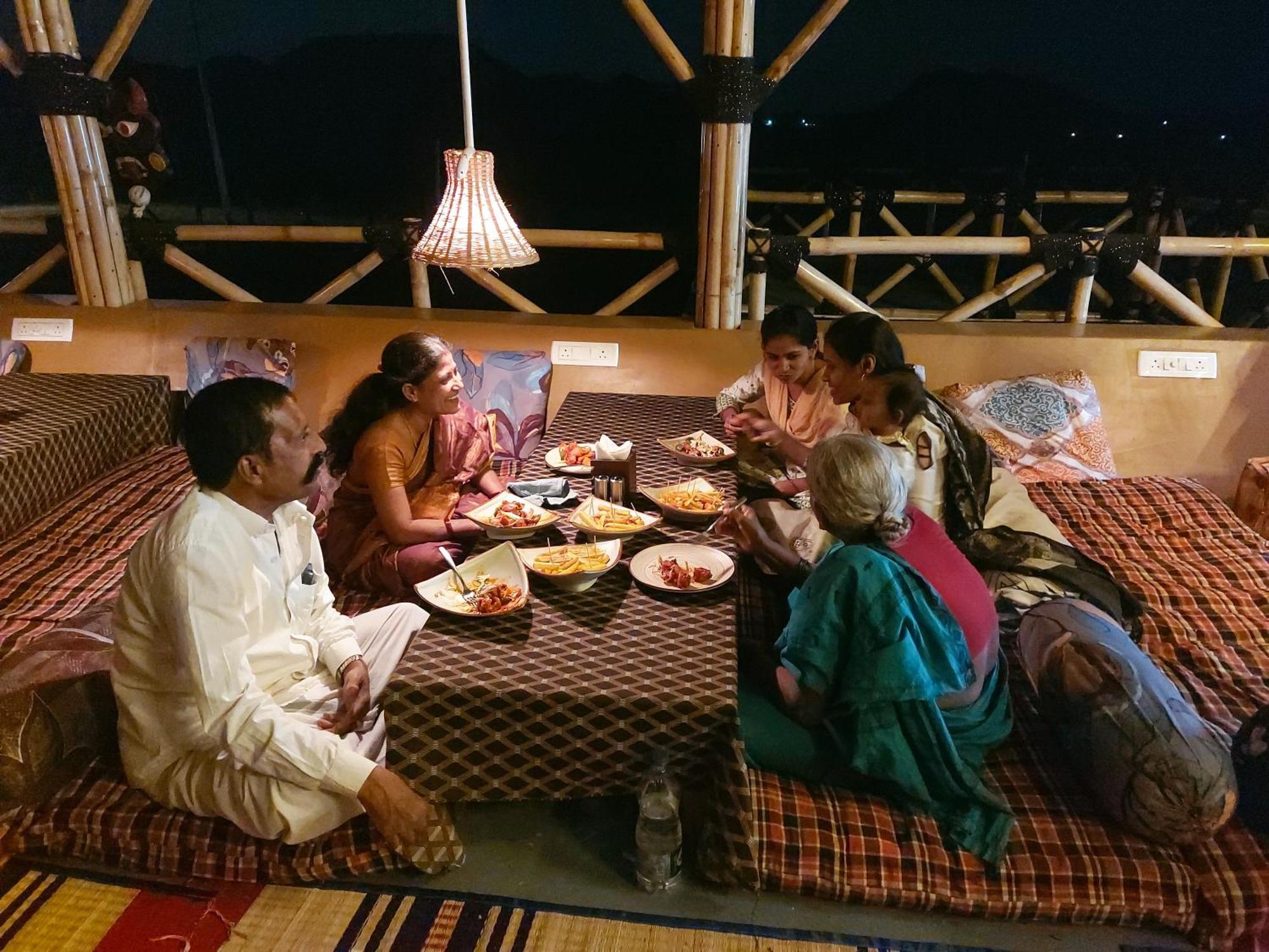 Mowgli'S Cafe Hampi & Guest House Buitenkant foto