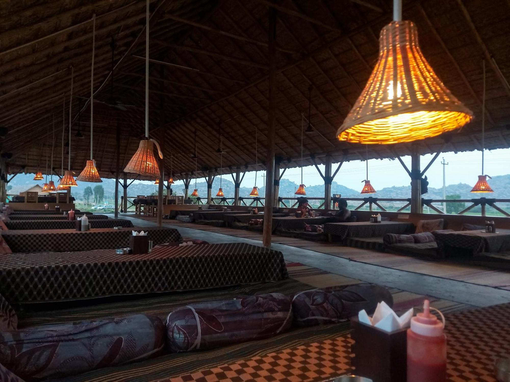 Mowgli'S Cafe Hampi & Guest House Buitenkant foto