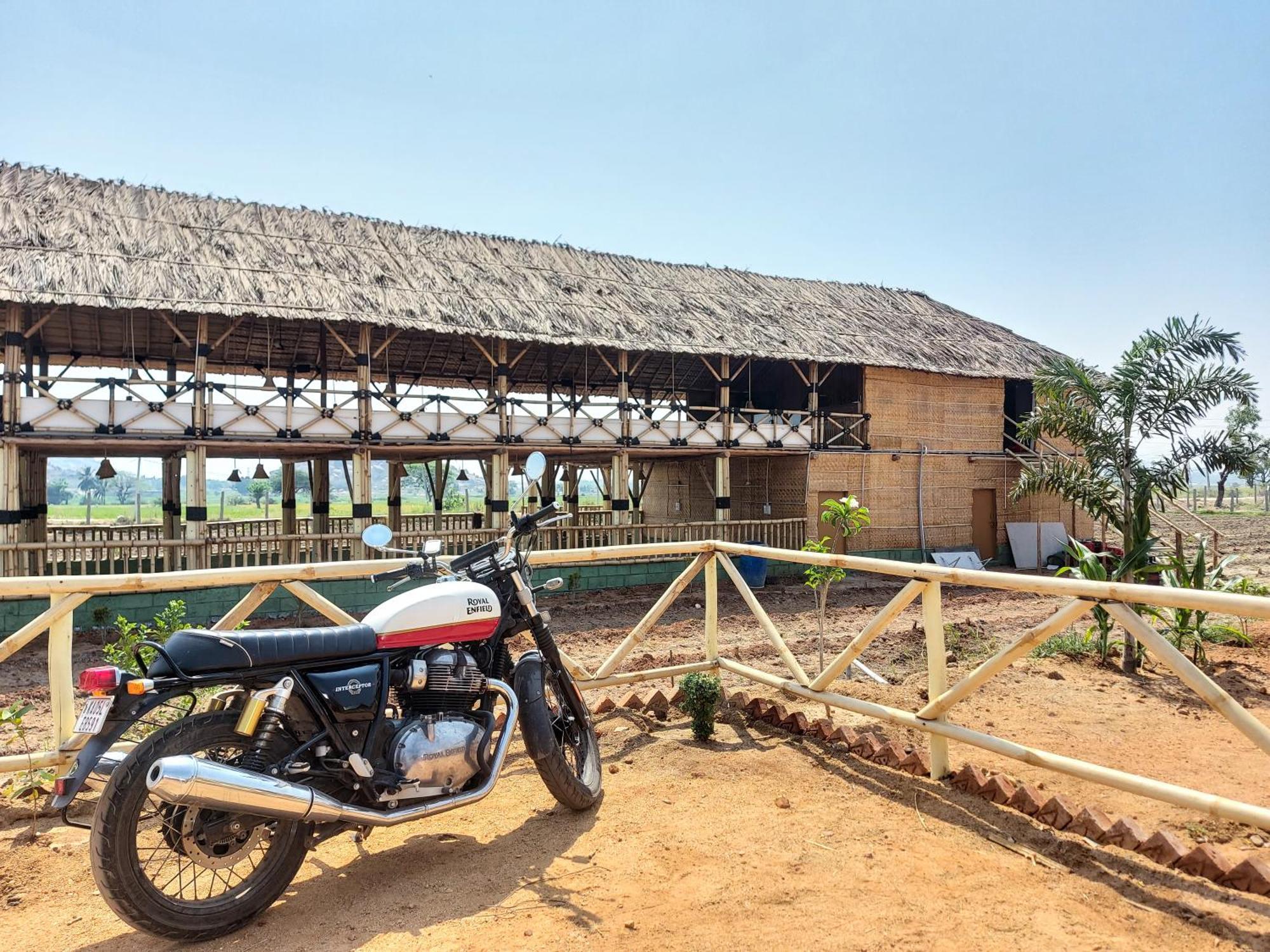 Mowgli'S Cafe Hampi & Guest House Buitenkant foto