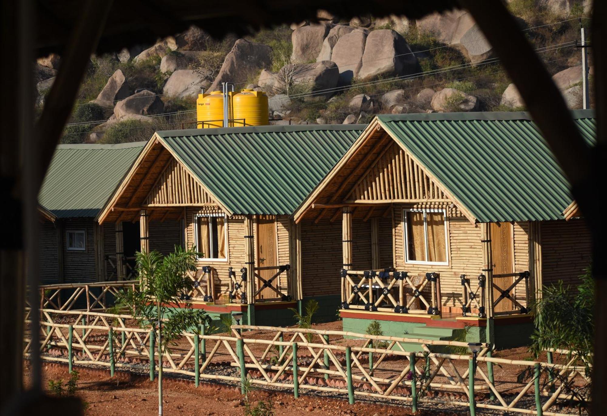 Mowgli'S Cafe Hampi & Guest House Buitenkant foto