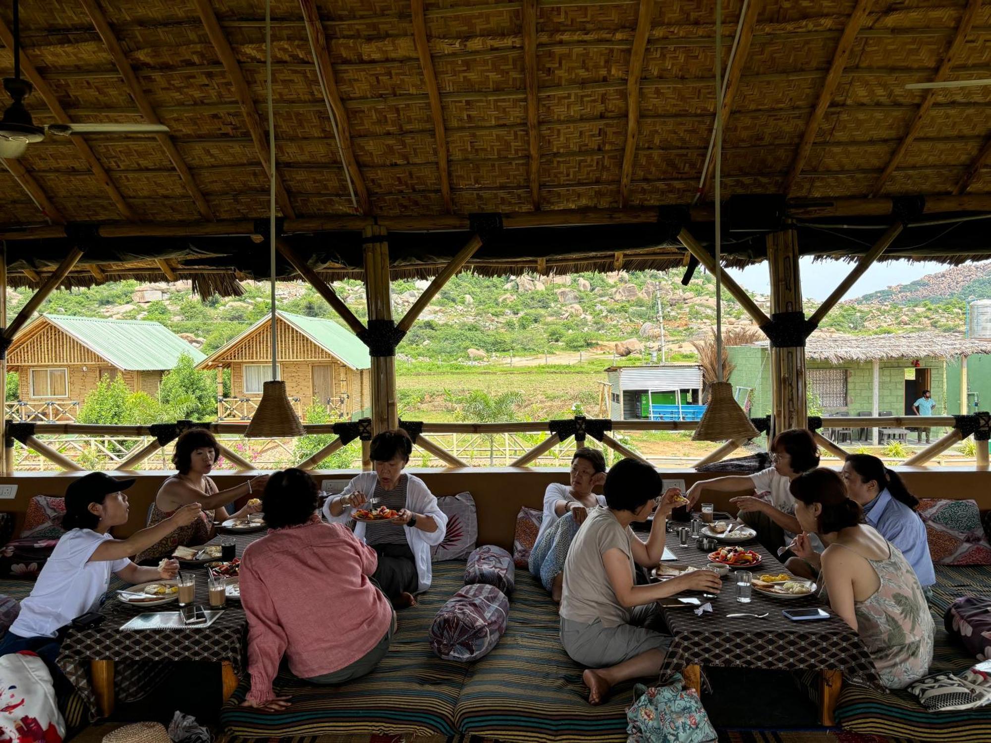 Mowgli'S Cafe Hampi & Guest House Buitenkant foto