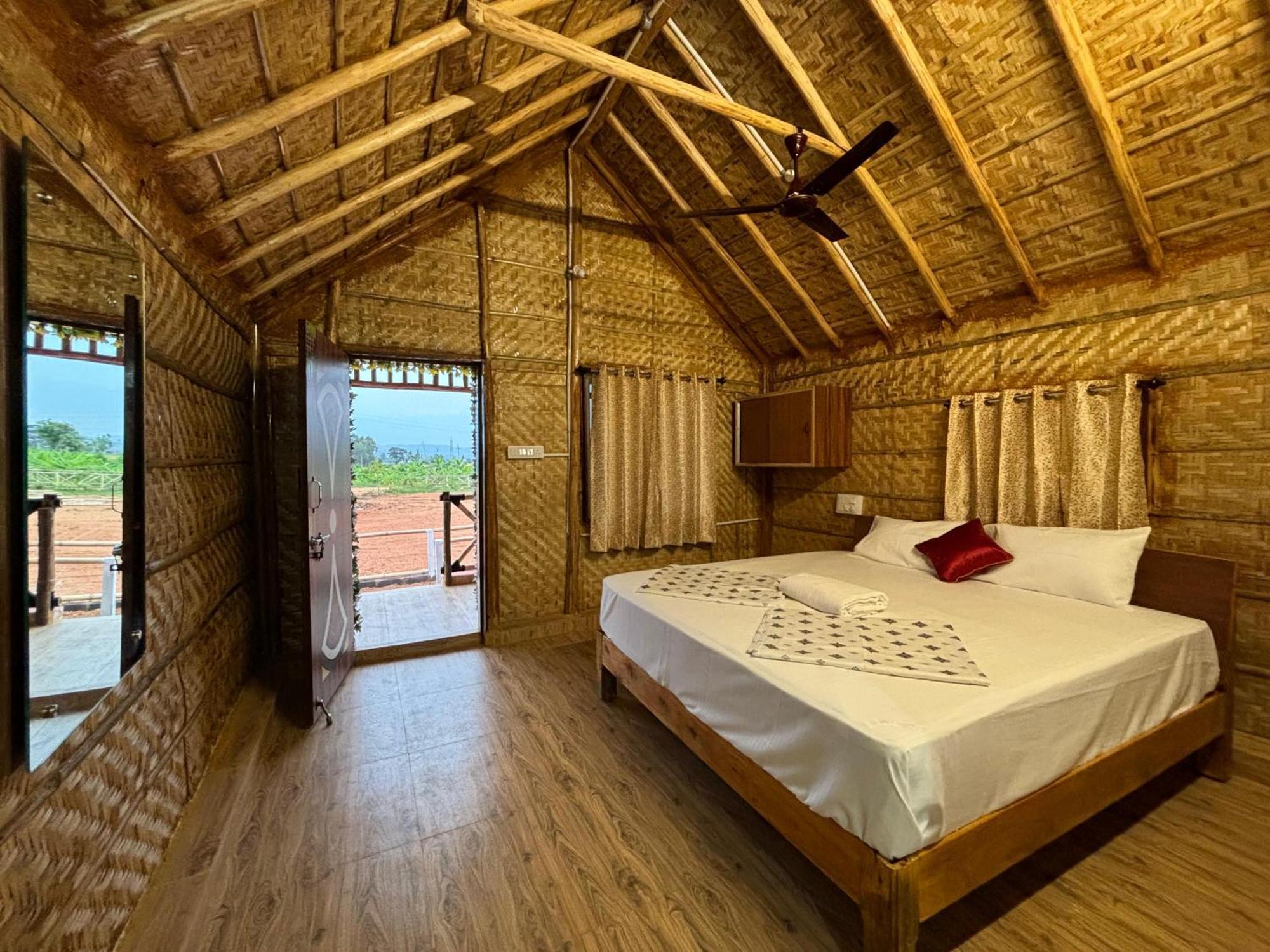 Mowgli'S Cafe Hampi & Guest House Buitenkant foto
