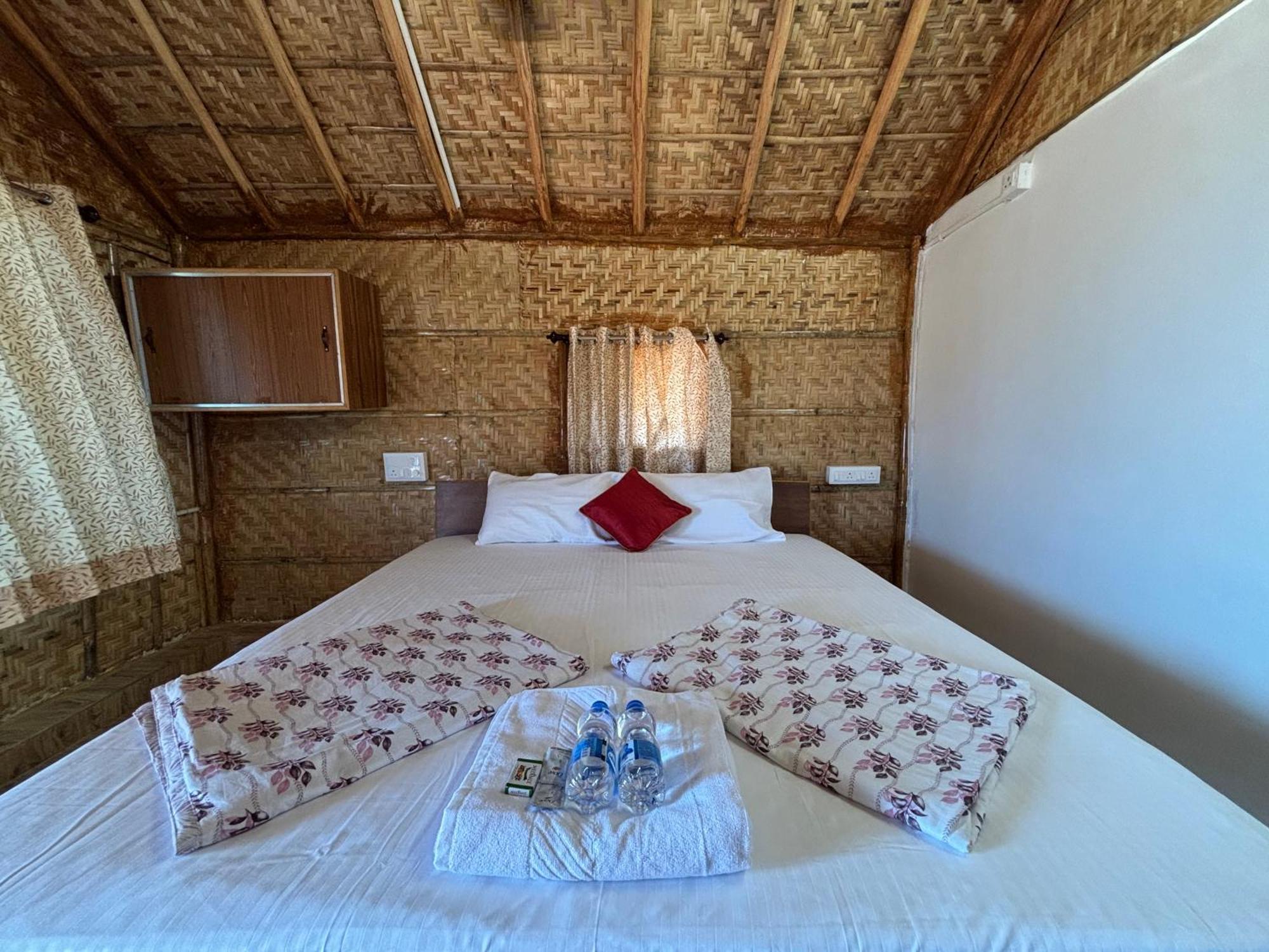 Mowgli'S Cafe Hampi & Guest House Buitenkant foto