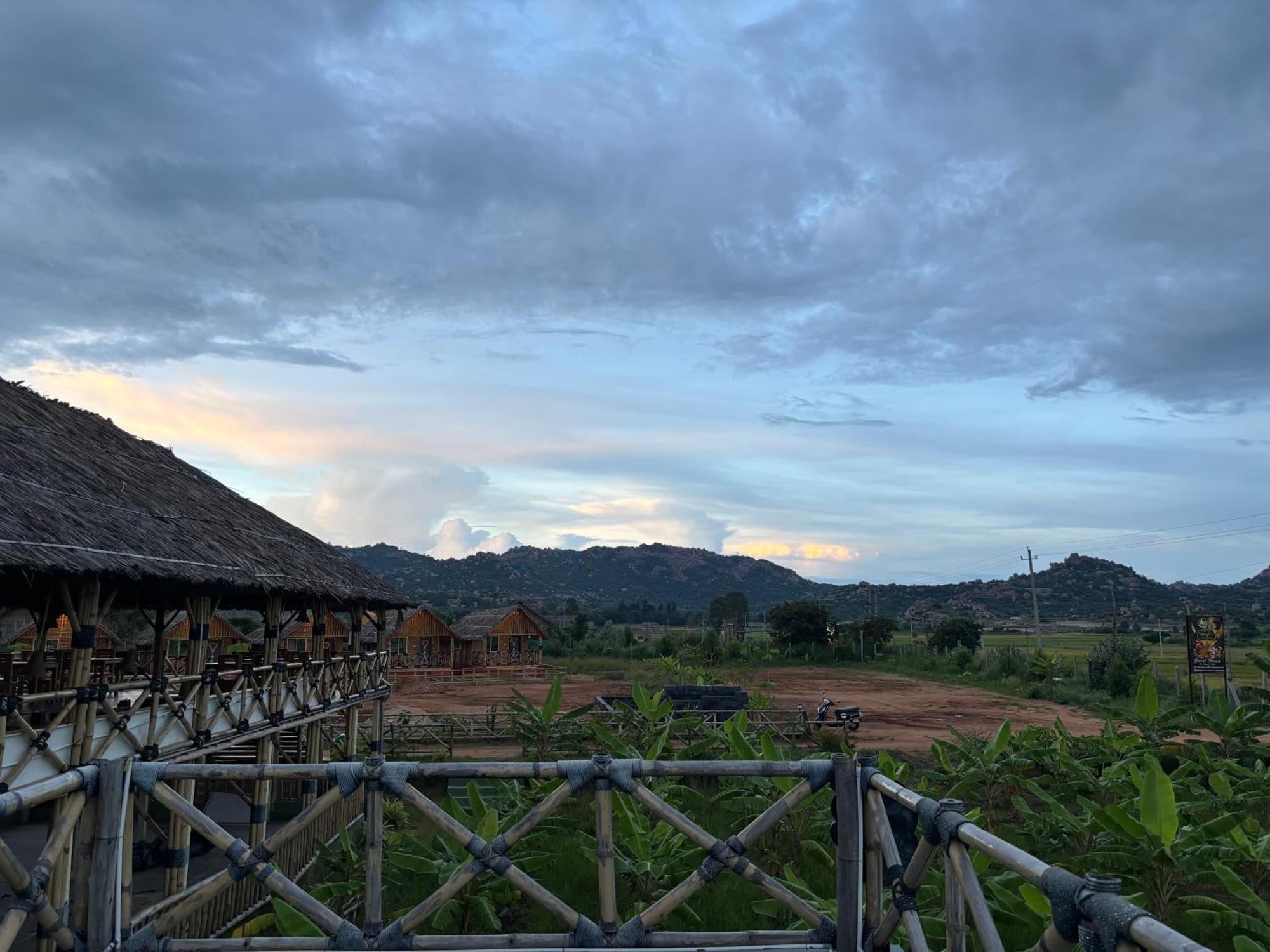 Mowgli'S Cafe Hampi & Guest House Buitenkant foto