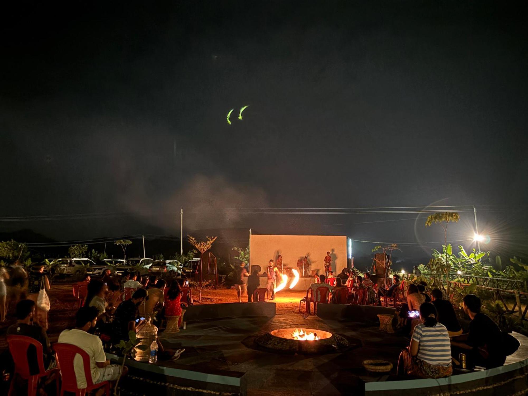 Mowgli'S Cafe Hampi & Guest House Buitenkant foto