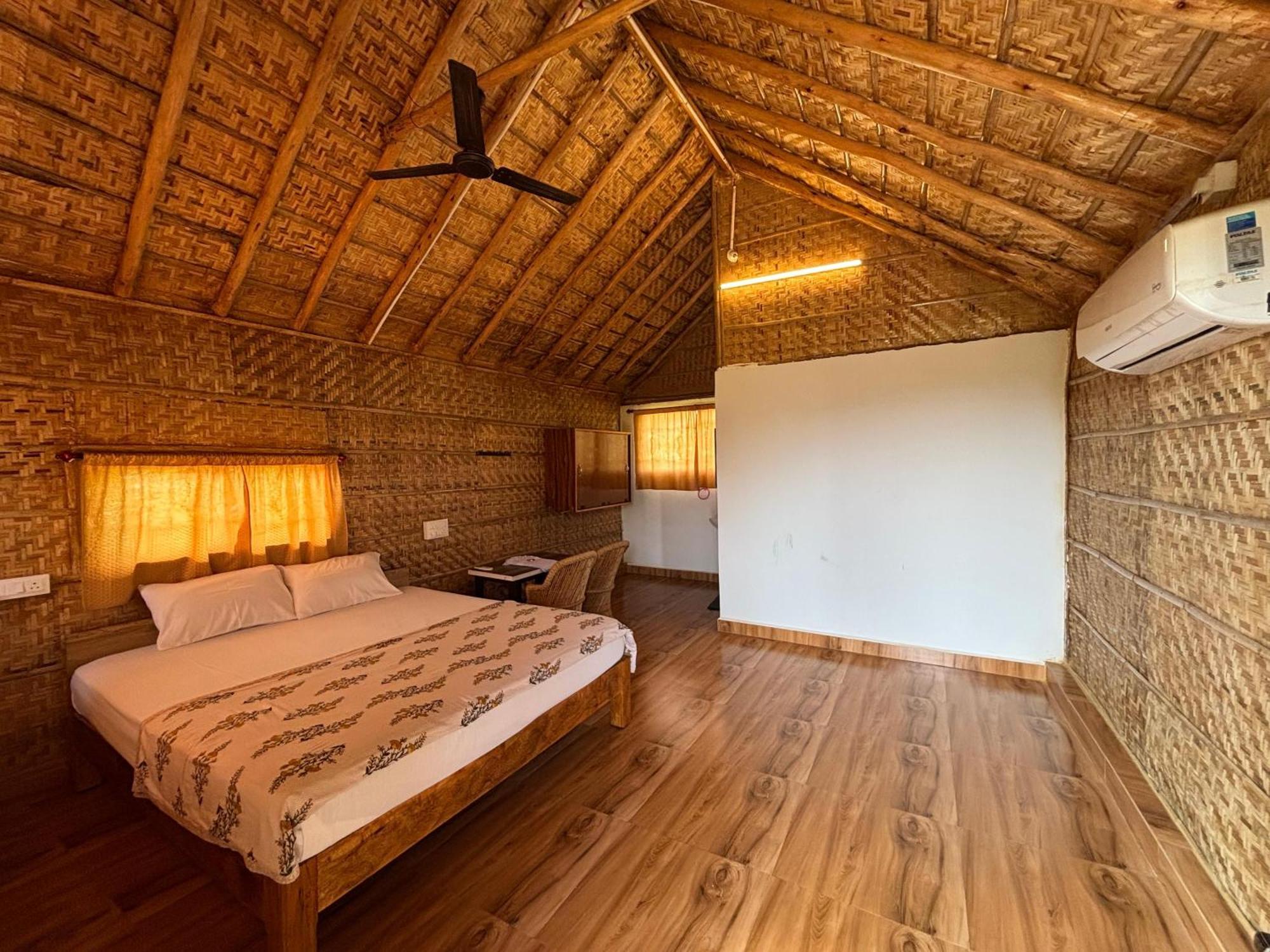 Mowgli'S Cafe Hampi & Guest House Buitenkant foto