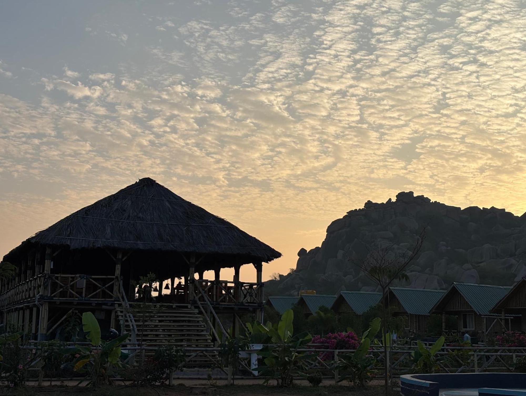 Mowgli'S Cafe Hampi & Guest House Buitenkant foto