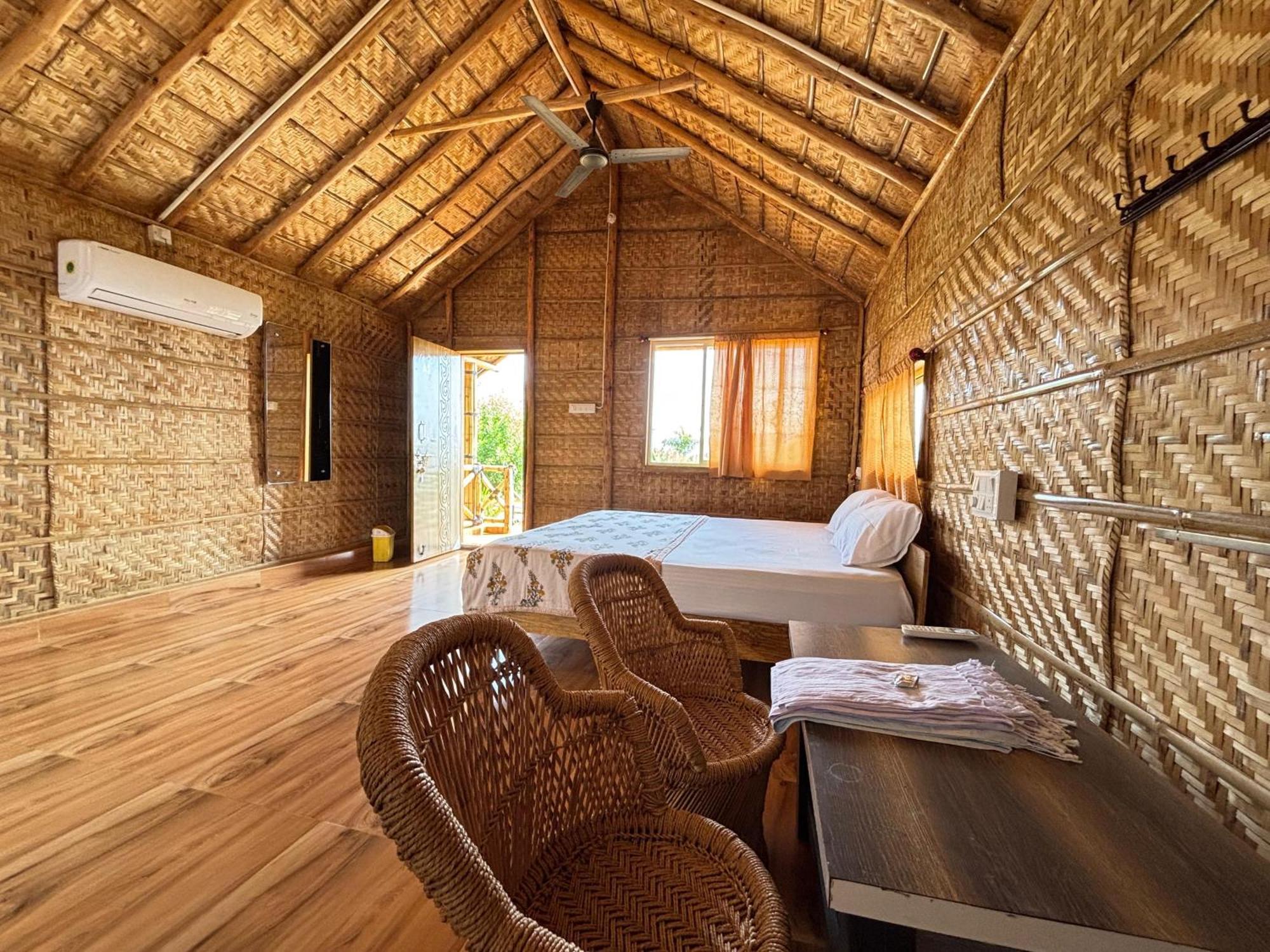 Mowgli'S Cafe Hampi & Guest House Buitenkant foto