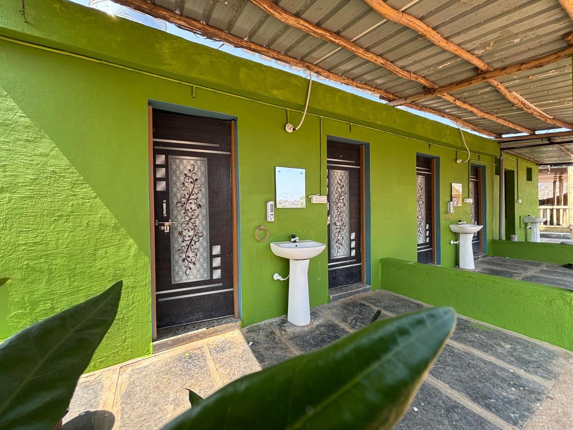 Mowgli'S Cafe Hampi & Guest House Buitenkant foto